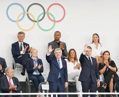 [파리올림픽 2024] 인사하는 마크롱 대통령과 토마스 바흐 위원장