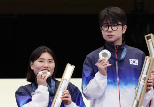 [파리올림픽 2024] 한국 첫 메달의 주인공은 사격 금지현과 박하준