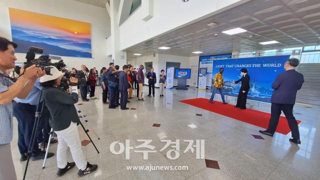 세계 15개국의 21개 교육 기관의 총장과 부총장 대학관계자 등이 김천대학에 도착하여 본관 1층 로비에서 김천대학 총장이 세계대학 관계자와 기념사진을 촬영 중이다 사진이인수 기자