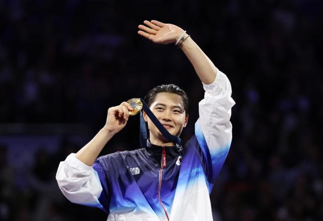 Fencer Oh Sang-uk poses with his gold medal in the mens individual sabre at the Summer Olympics in Paris France on Saturday Yonhap