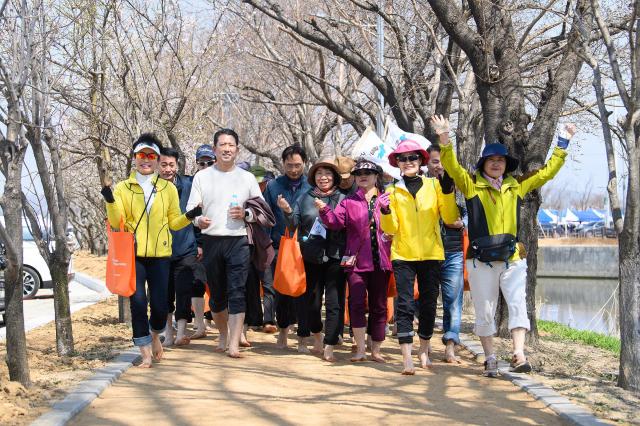 김장호 구미시장맴앞 왼쪽 두번째이 지산샛강에 조성된 황토맨발길을 시민들과 함께 걷고 있다사진구미시