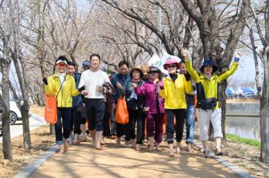 맨발로 건강 챙기세요…구미시, 황토맨발길 '인기'