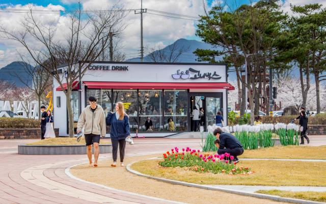 지산샛강 황토맨발길에 조성된 휴계공간  큰고니벅스앞을  맨발로 걷고 있다사진구미시