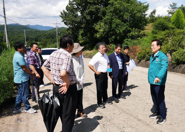 최기문 영천시장이 통행 차단 도로 현장에 직접 가서 상황을 둘러보고 통행재개를 위해 관계자들을 만나 대화 하고 있다사진영천시