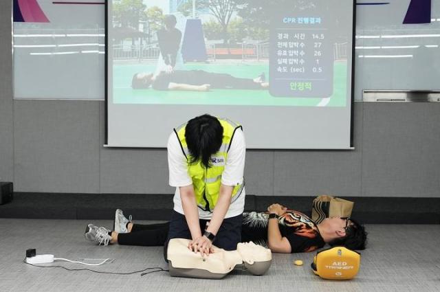 지난 26일 에스알SR이 수서 본사사옥에서 임직원과 협력사 직원을 대상으로 응급처치 능력 향상을 위해 진행한 심폐소생술 경연대회에서 직원이 시연을 선보이고 있다 