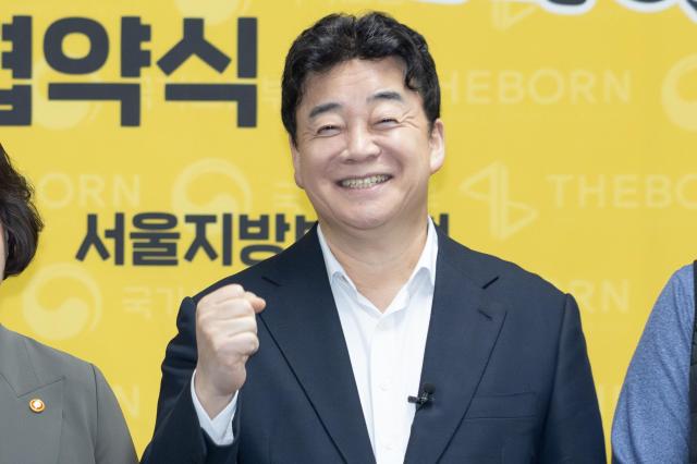 백종원 더본코리아 대표가 26일 오후 서울 용산구 서울지방보훈청에서 열린 대한민국보훈문화제 추진 및 보훈문화확산을 위한 국가보훈부X더본코리아 업무협약식에서 기념촬영을 하고 있다 20240326사진유대길 기자 dbeorlf123ajunewscom