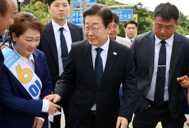 28일 오전 충남 공주 충남교통연수원에서 열린 더불어민주당 당대표·최고위원 후보자 합동연설회에 참석한 이재명 후보가 민주당 관계자와 인사하고 있다 사진연합뉴스