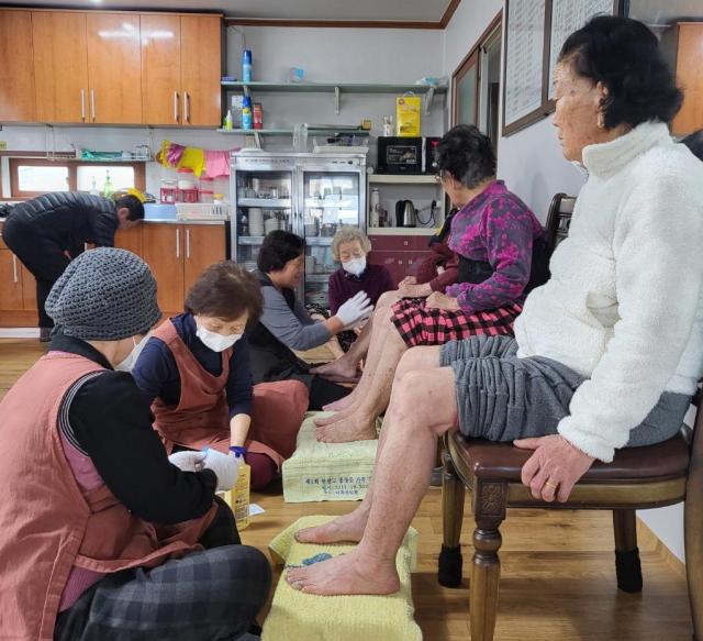 익산시의 노인일자리사업에 참여한 어르신이 발 건강관리를 펼치고 있다사진익산시 