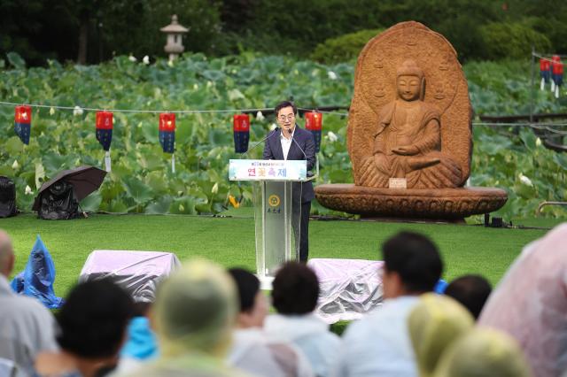 27일 저녁 제22회 봉선사 연꽃축제에서 김동연 경기도지사가 인사말을 하고 있다 사진경기도