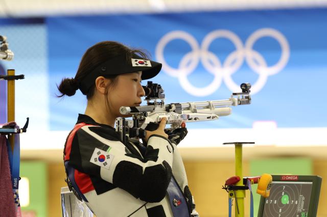 반효진이 27일한국시간 프랑스 샤토루 슈팅 센터에서 열린 2024 파리 올림픽 사격 공기소총 10m 혼성 본선에 출전해 호흡을 고르고 있다 사진연합뉴스