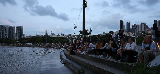 서울 전역에 폭염주의보가 내리며 더운 날씨를 보인 지난 24일 저녁 시민들이 서울 서초구 반포한강공원에서 휴식하고 있다 사진연합뉴스