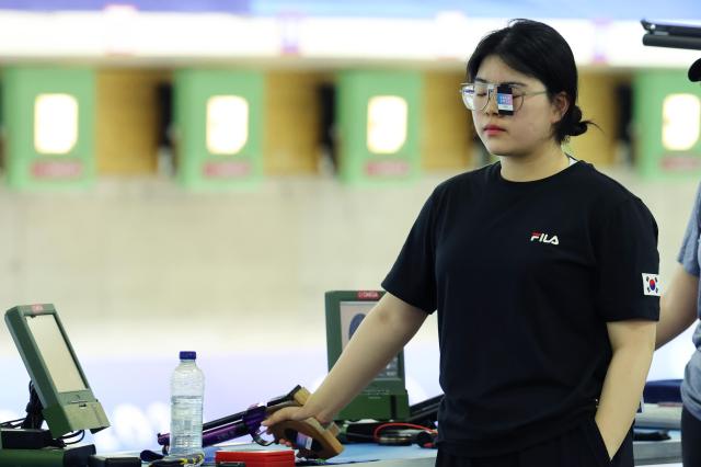 27일한국시간 프랑스 샤토루 슈팅 센터에서 열린 2024 파리올림픽 사격 공기권총 10m 여자 본선에 진출한 오예진이 과녁을 조준하기 앞서 숨을 고르고 있다 사진연합뉴스