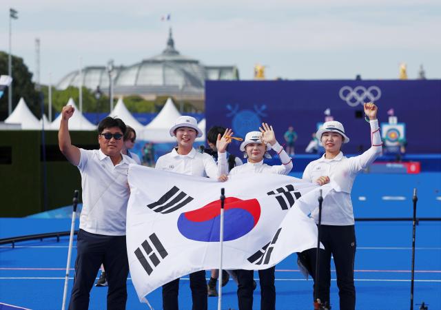 전훈영 임시현 남수현이 28일현지시간 프랑스 파리 레쟁발리드 양궁 경기장에서 열린 2024 파리올림픽 양궁 여자단체 결승전에서 우승을 확정한 뒤 태극기를 펼치고 있다 사진연합뉴스