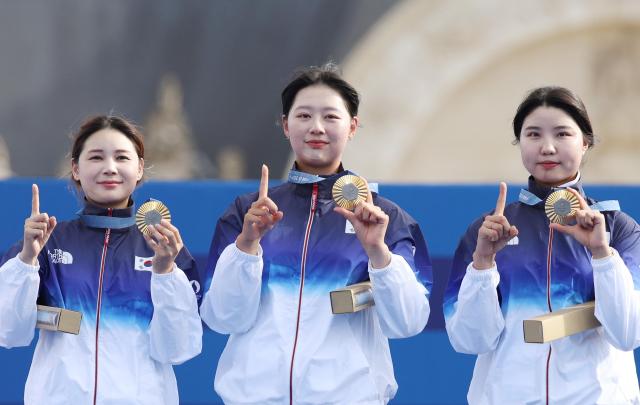 올림픽 10연패를 달성한 한국 여자양궁 대표팀의 남수현오른쪽부터 임시현 전훈영이 28일현지시간 프랑스 파리 레쟁발리드 양궁 경기장에서 열린 2024 파리올림픽 양궁 여자단체전 시상식에서 손가락과 금메달로 숫자 10을 만들며 기념 촬영을 하고 있다 사진연합뉴스