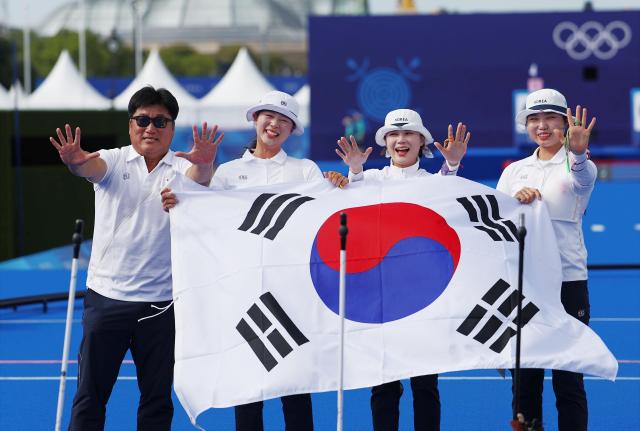 여자 양궁 대표팀이 금메달을 따고 세리머니를 하고 있다 사진연합뉴스