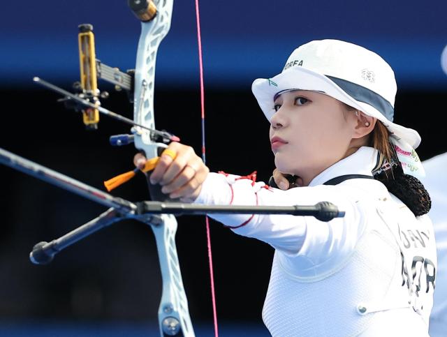 올림픽 10연패를 달성한 한국 여자 양궁 전훈영 선수가 28일현지시간 프랑스 파리 레쟁발리드 양궁 경기장에서 열린 2024 파리올림픽 양궁 여자단체 결승전에서 활시위를 놓는 모습 사진연합뉴스