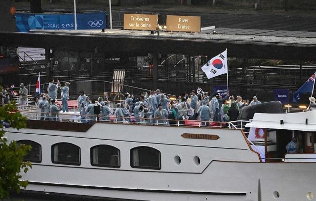 2024 파리 올림픽 개회식이 열린 26일현지시간 프랑스 파리 센강에서 대한민국 선수단을 태운 보트가 트로카데로 광장을 향해 수상 행진을 하고 있다 사진연합뉴스