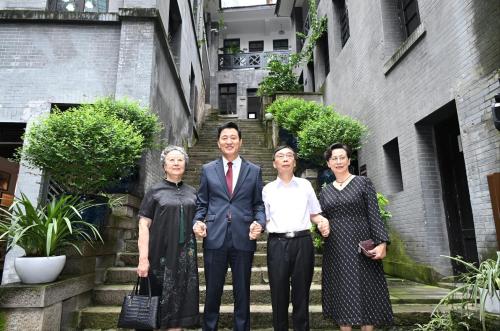 오세훈 서울시장이 28일현지시간 중국 충칭시에 위치한 대한민국 임시정부청사를 찾아 독립유공자 후손들과 기념촬영을하고 있다 사진서울시