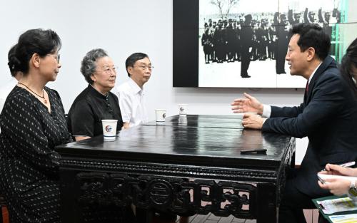 오세훈 서울시장이 28일현지시간 중국 충칭시에 위치한 대한민국 임시정부청사에서 독립유공자 후손들과의 간담회를 진행하고 있다사진서울시