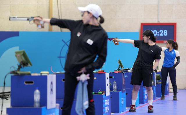 South Korean Kim Ye-jiL-R South Korean Oh Ye-jin and Indias Manu Bhaker compete in the womens 10m air pistol final during the Paris 2024 Olympic Games at the Chateauroux Shooting Centre in Dols France on July 28 2024