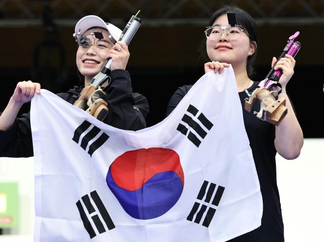 Gold medalist Oh Ye-jin R of South Korean and silver medalist Kim Ye-ji of South Korea pose for photos after the 10m air pistol womens final of shooting at the Paris 2024 Olympic Games in Chateauroux France on July 28 2024 Xinhua-Yonhap