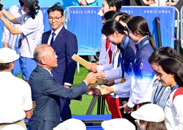 송승호 편집부 사원 오전 942 넵
김정훈 오전 943 대한민국 여자 양궁 국가대표팀이 2024년 파리 올림픽에서 금메달을 획득하며 여자 단체전 10연패라는 신화를 달성했다 사진은 정의선 현대차그룹 회장가운데이 여자 양궁 단체 국가대표 선수들왼쪽부터 남수현 임시현 전훈영의 시상에 나서는 모습 사진현대차그룹
