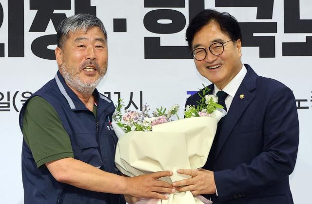 우원식 국회의장이 29일 오전 서울 여의도 한국노총을 방문해 김동명 위원장에게 꽃다발을 받고 있다 사진연합뉴스