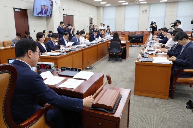 신정훈 행정안전위원장과 위원들이 지난 23일 오전 서울 여의도 국회에서 열린 행안위 전체회의에서 조지호 경찰청장 후보자에 대한 인사청문회 증인·참고인 출석요구의 건을 의결하고 있다 사진연합뉴스