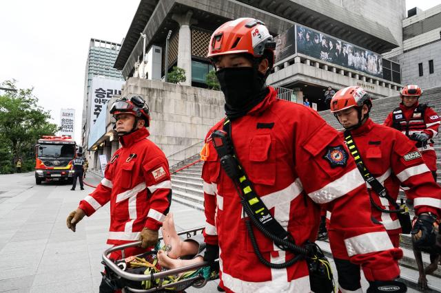 Special rescue firefighters move injured victims on stretchers during Seouls earthquake response drill at Sejong Center for the Performing Arts next to Gwanghwamun Plaza on July 29 2024 AJU PRESS Park Jong-hyeok