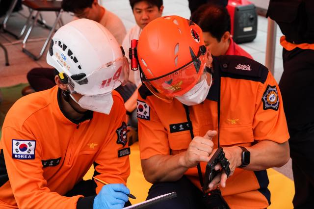 Firefighters check the status and condition of injured victims during Seouls earthquake response drill at Sejong Center for the Performing Arts next to Gwanghwamun Plaza on July 29 2024 AJU PRESS Park Jong-hyeok