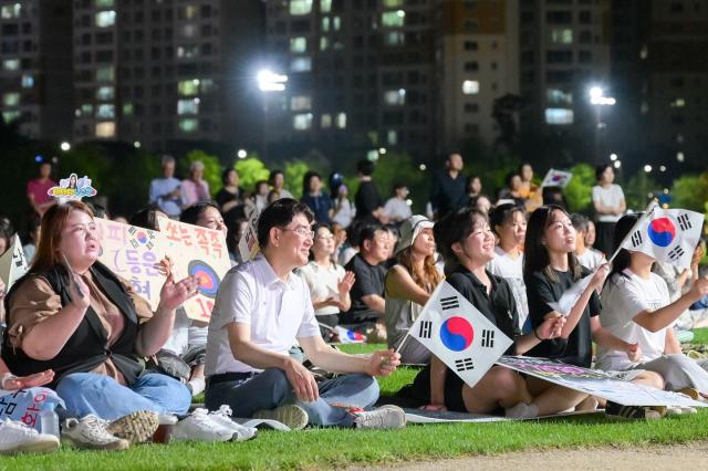 노관규 순천시장이 오천그린광장에서 순천 시민들과 함께 응원전을 펼치고 있다 사진순천시