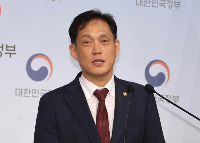 국민권익위원회 김태규 부위원장이 11일 서울 종로구 정부서울청사 별관에서 지자체 참전유공자 수당지급 사각지대 해소방안 브리핑을 하고 있다 사진연합뉴스 