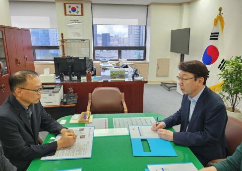 우범기 전주시장오른쪽이 이경훈 국가유산청 차장에게 전주 동고산성이 국가지정유산사적으로 지정될 수 있도록 관심과 지원을 요청하고 있다사진전주시