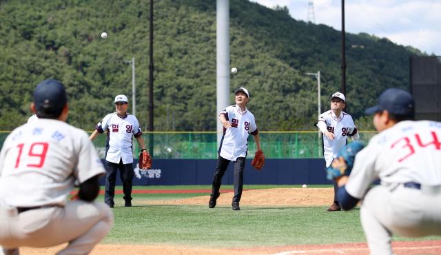 제58회 대통령기 전국대학야구대회에서 안병구 밀양시장가운데이 시구를 하고 있다왼쪽 허홍 밀양시의회 의장 오른쪽 민경갑 밀양시 체육회 회장 사진밀양시
