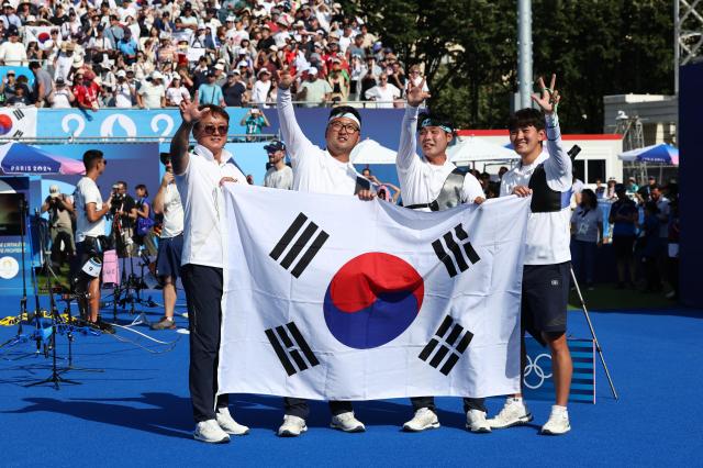 금메달을 차지한 한국 대표팀 선수들이 태극기를 들고 세리머니를 하고 있다 사진연합뉴스