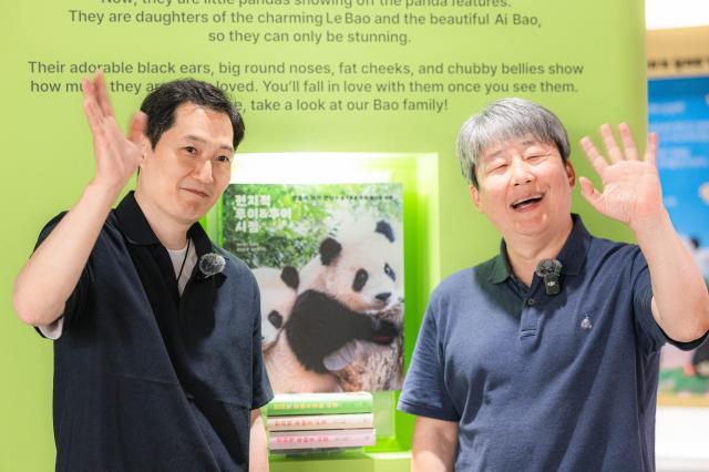 전지적 루이 후이 시점 작가 송영관 주키퍼(왼쪽)와 류정훈 사진 작가 [사진=에버랜드]