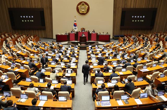 정성국 국민의힘 의원이 30일 오전 국회 본회의에서 방송 4법인 교육방송공사법EBS법 개정안을 반대하는 필리버스터무제한 토론을 통한 합법적인 의사진행 방해를 진행하고 있다 국민의힘은 방송 4법에 대해 공영방송을 영구 장악하려는 민주당의 방송장악 4법으로 규정하고 이날까지 5박 6일에 걸쳐 각 법안에 대해 필리버스터로 대응해 왔다 사진연합뉴스