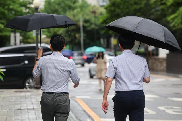 23일 오후 서울 서초구 강남역 인근에서 직장인들이 이동하고 있다 사진연합뉴스