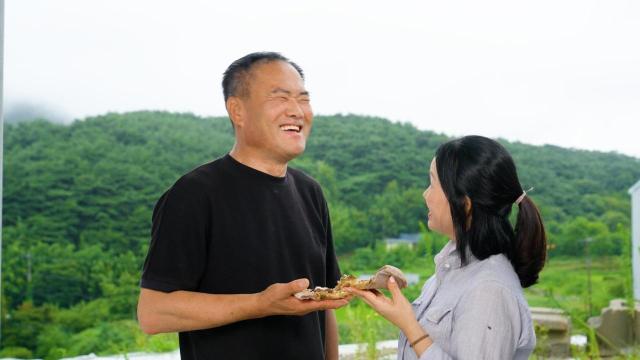 홍성한우 김치불고기피자를 시식중인 갈산면 김종기 박경화 부부사진홍성군