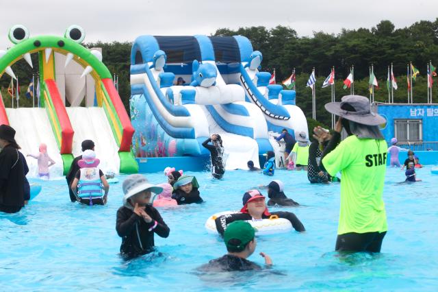 Kids play at the Haha hoho Olympic water playground in Songpa-gu southeastern Seoul on July 29 20204 AJU PRESS Han Jun-gu