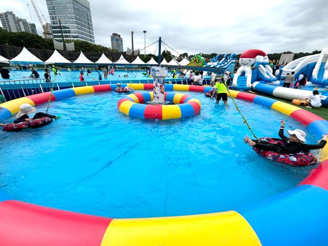 Kids ride spinning tubes at the Haha hoho Olympic water playground in Songpa-gu southeastern Seoul on July 29 20204 AJU PRESS Han Jun-gu
