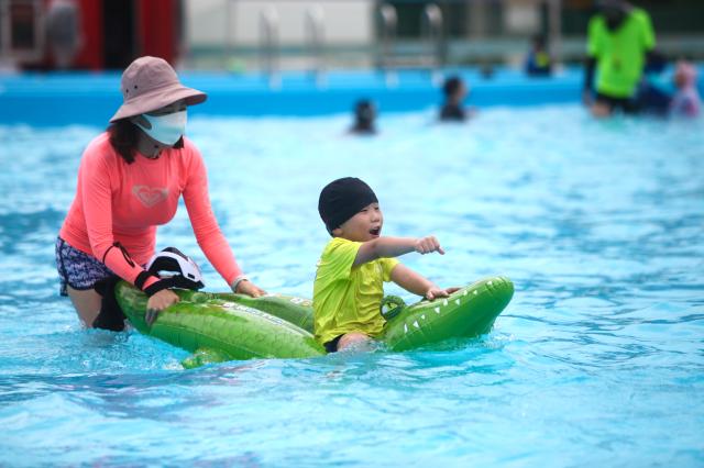 A woman pushes her kid on a tube at the Haha hoho Olympic water playground in Songpa-gu southeastern Seoul on July 29 20204 AJU PRESS Han Jun-gu