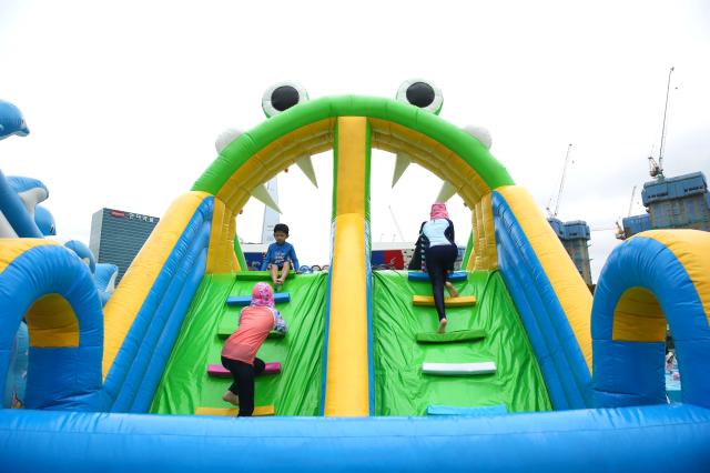 Kids climb up to ride the slide at the Haha hoho Olympic water playground in Songpa-gu southeastern Seoul on July 29 20204 AJU PRESS Han Jun-gu