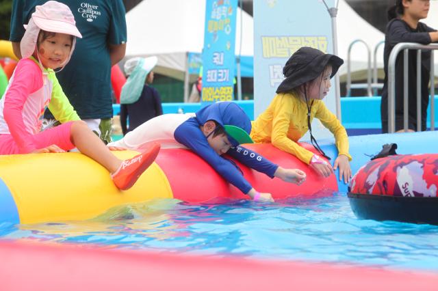 Kids lean on the edge of the pool at the Haha hoho Olympic water playground in Songpa-gu southeastern Seoul on July 29 20204 AJU PRESS Han Jun-gu