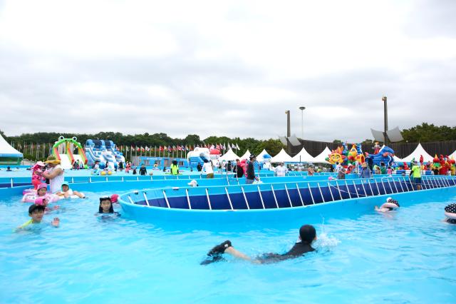 Kids swim in the flowing water pool at the Haha hoho Olympic water playground in Songpa-gu southeastern Seoul on July 29 20204 AJU PRESS Han Jun-gu