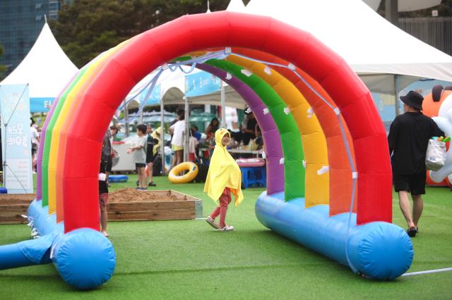 A kid passes through a rainbow-shaped tube tunnel at the Haha hoho Olympic water playground in Songpa-gu southeastern Seoul on July 29 20204 AJU PRESS Han Jun-gu