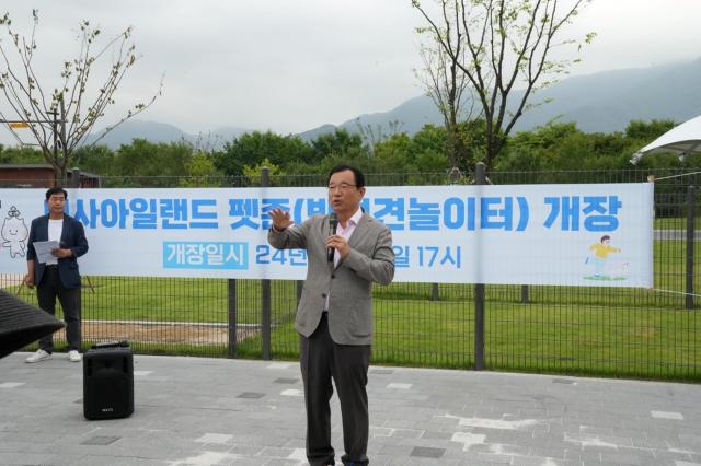 이현재 하남시장이 지난 29일 미사아일랜드 펫존을 방문해 주민들을 대상으로 반려견놀이터에 대해 설명하고 있다 사진하남시