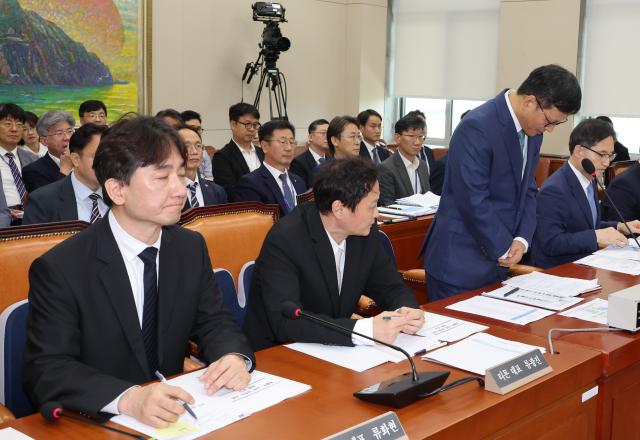 30일 국회 정무위원회에서 열린 ‘티몬·위메프 정산 및 환불 지연 사태’ 관련 긴급 현안질의에서 구영배 큐텐그룹 대표가 고개를 숙여 사과하고 있다 사진연합뉴스