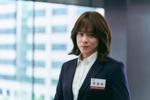 Actor Cho Jung-seok takes flight in cross-dressing comedy Pilot