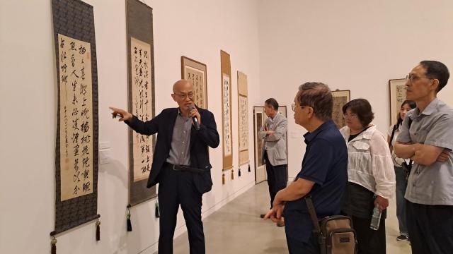 이동국 경기도박물관장이 30일 예술의 전당 서예박물관에서 전시 중인 동농 김가진 서예전 백운서경 현장 설명회를 진행하고 있다 사진아주경제 DB 